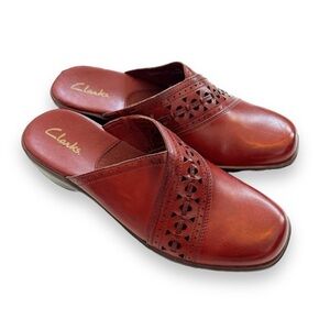 Clarks Dark Red Mules Clogs Cutwork Accents Women’s‎ Size 8.5 Fall Comfort Shoes